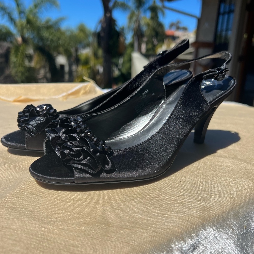 Gloria Vanderbilt black heel with straps. Ruffles & beads for shine & style!